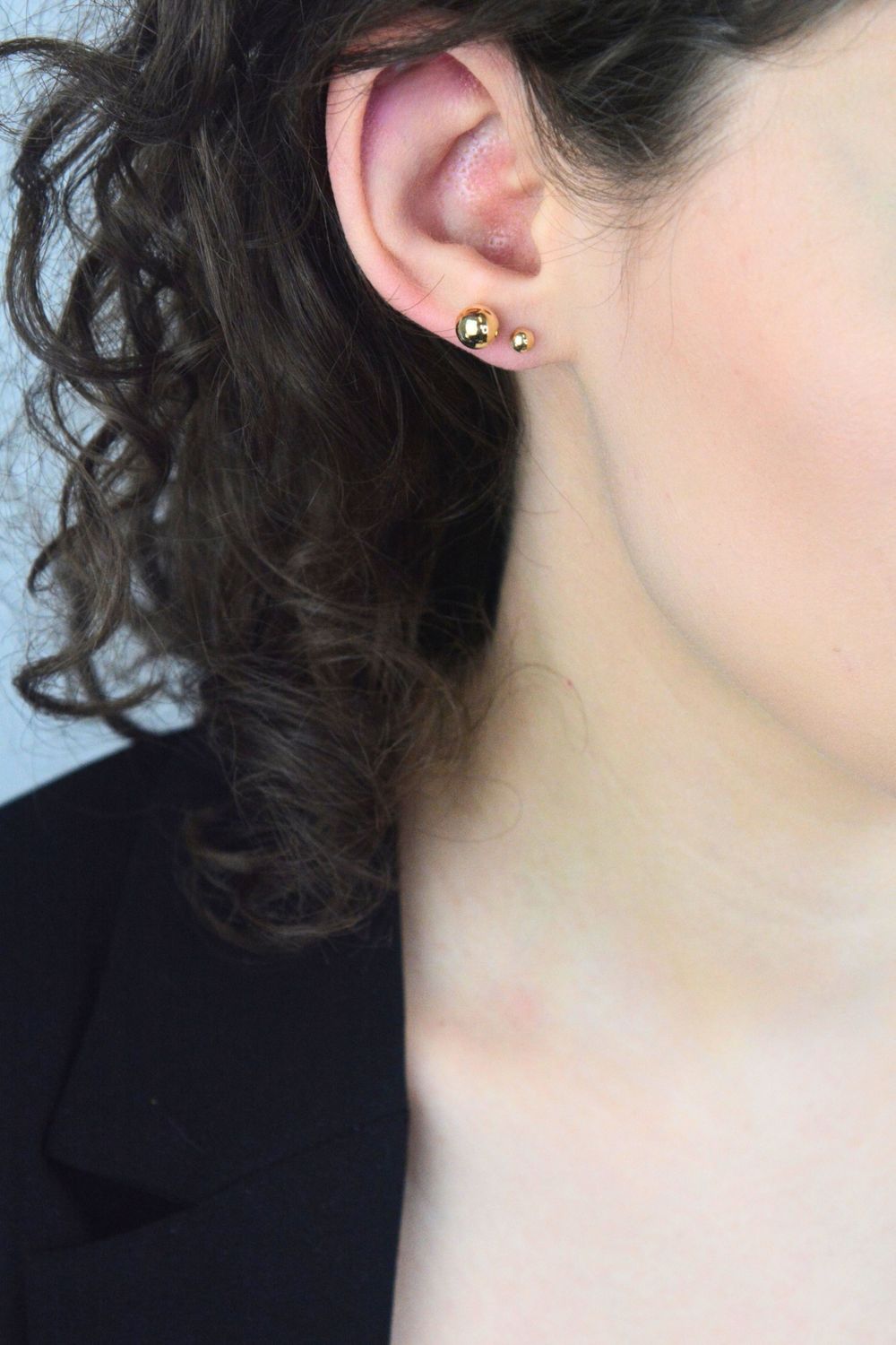 Złote kolczyki kulki 4 mm 333 – unisex, lekkie sztyfty Au.jpg